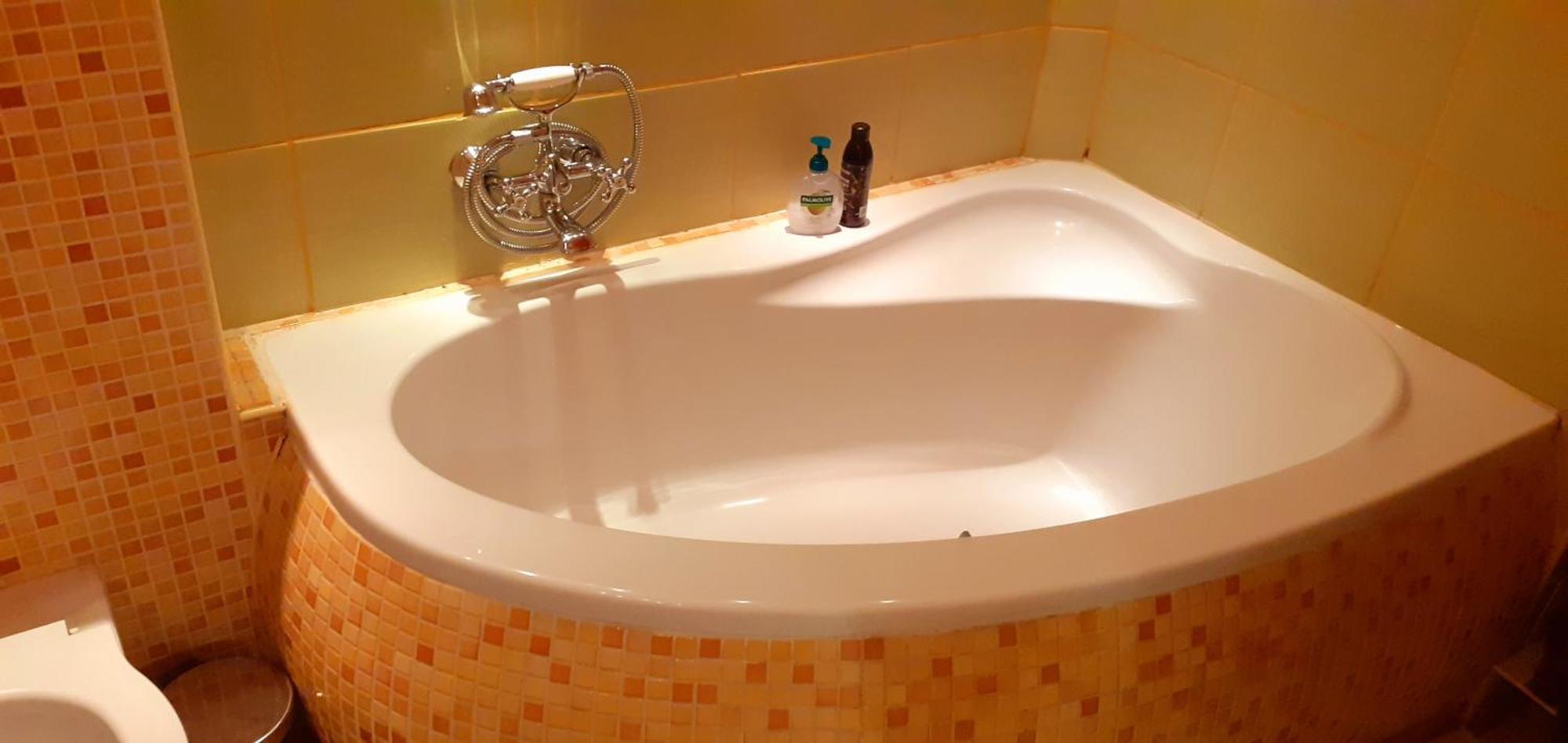 A Beautiful Two-room Art-apartment With A Large Bathtub Smart Tv 100 Channel Netflix Very Fast Internet 600mbs1gbs For 1-3 Guests Apartament